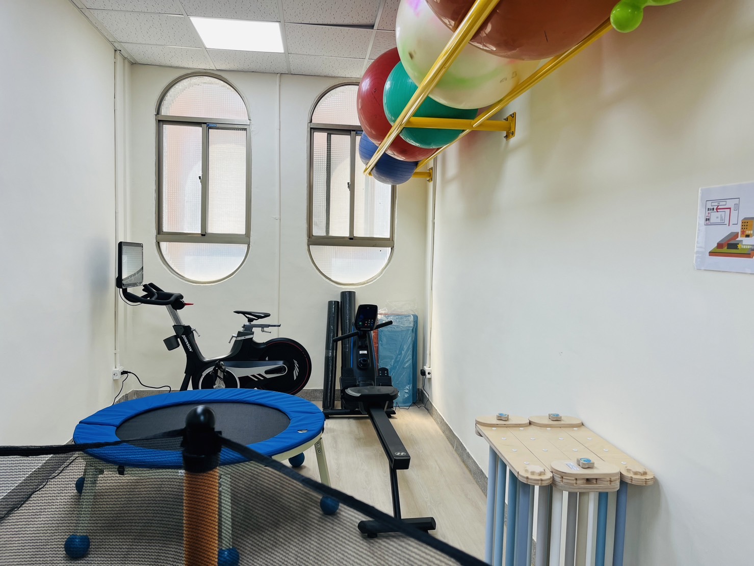 體能韻律室：彈跳床與運動設備