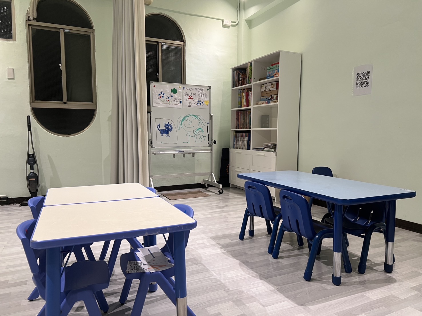 評估室：兒童桌椅、玩具教材與白板