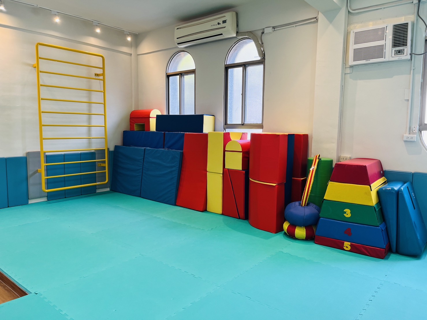 知覺動作教室：大型軟墊和平衡器材